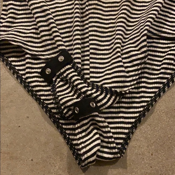 Black and white shirt-sleeved bodysuit - Picture 2 of 2